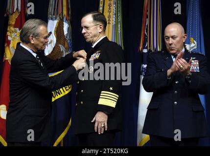 0612137203T-276 Washington, D.C. (13. Dezember 2006) - Verteidigungsminister Donald H. Rumsfeld überreicht während einer Preisverleihung für DoD-Initiativen und -Leistungen im Pentagon einen Preis für die Unterstützung der Transformation für nicht-traditionelle Missionen an US Navy ADM. Michael Mullen und US Air Force General Buzz Moseley. Verteidigungsabteilung Stockfoto