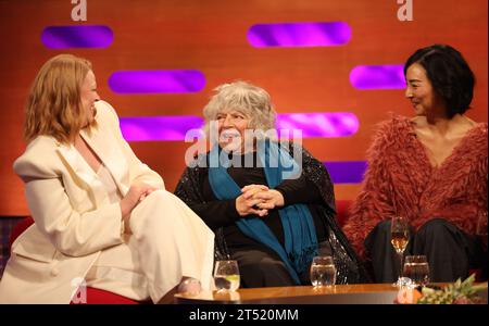 NUR REDAKTIONELLE VERWENDUNG (von links nach rechts) Sarah Snook, Miriam Margolyes und Greta Lee während der Dreharbeiten für die Graham Norton Show im BBC Studioworks 6 Television Centre, Wood Lane, London, die am Freitagabend auf BBC One ausgestrahlt werden. Bilddatum: Donnerstag, 2. November 2023. Foto: Isabel Infantes/PA Wire Stockfoto