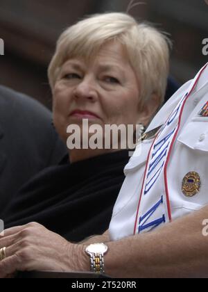 0705260696M-479 CHICAGO (26. Mai 2007): Richard Daley, seine Frau Maggie und der Chief of Naval Operations (CNO) ADM Mike Mullen beobachten die jährliche Memorial Day Parade durch die Innenstadt. ADM Mullen wurde dieses Jahr zum Großmarschall geehrt. Bürgermeister Daley und ADM. Mullen übergaben den Mitgliedern der Illinois-Familie Gold Star-Flaggen, um an ihre gefallenen Angehörigen zu erinnern. Seit dem Ersten Weltkrieg haben Familienmitglieder verstorbener Veteranen einen goldenen Stern in ihre Fenster gehängt, um Opfer zu ehren. US Navy Stockfoto