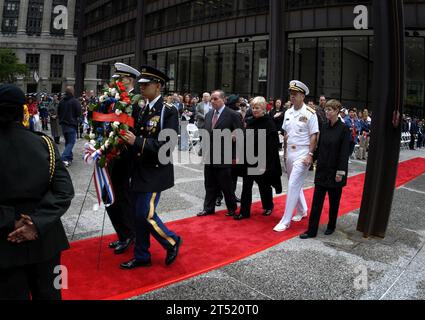 0705260696M-298 CHICAGO (26. Mai 2007) – von links nach rechts legen der Bürgermeister von Chicago Richard Daley, seine Frau Maggie, Chief of Naval Operations (CNO) ADM Mike Mullen und seine Frau Deborah einen Kranz an der ewigen Flamme in Daley Plaza, Chicago, Illinois. kurz vor Beginn der jährlichen Memorial Day Parade der Stadt. ADM. Mullen wurde in diesem Jahr als Grand Marshal geehrt. Bürgermeister Daley und ADM. Mullen übergaben den Mitgliedern der Illinois-Familie Gold Star-Flaggen, um an ihre gefallenen Angehörigen zu erinnern. Seit dem Ersten Weltkrieg haben Familienmitglieder verstorbener Veteranen einen goldenen Stern in ihre Fenster gehängt Stockfoto