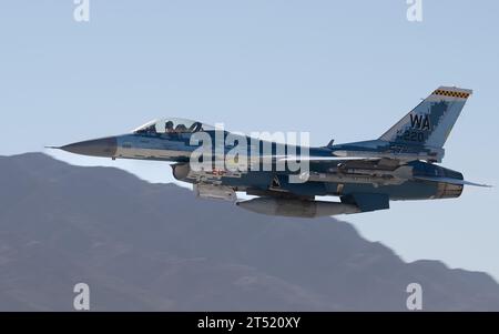 16. Oktober 2023 – Nellis Air Force Base, Nevada, USA – ein F-16 Kampffalke, der der 64th Aggressor Squadron zugewiesen wurde, startet für einen Flug zur Unterstützung der U.S. Air Force Weapons School auf der Nellis Air Force Base, Nevada, 16. Oktober 2023. Die Schule bietet akademische und beratende Unterstützung für zahlreiche Einheiten und verbessert jedes Jahr die Luftwaffenausbildung für Tausende von Flugzeugen der Luftwaffe, des Verteidigungsministeriums und der alliierten US-Dienste. (Foto: Senior Airman Wyatt Stabler) (Foto: © U.S. Air Force/ZUMA Press Wire) NUR REDAKTIONELLE VERWENDUNG! Nicht für kommerzielle ZWECKE! Stockfoto