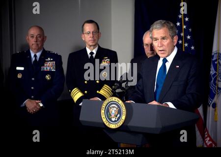 0711290696M-113 WASHINGTON (29. November 2007) Präsident George W. Bush spricht im Pentagon nach einem Treffen mit führenden Führungspersönlichkeiten über langfristige strategische Pläne für das Militär an die Medien. US Navy Stockfoto