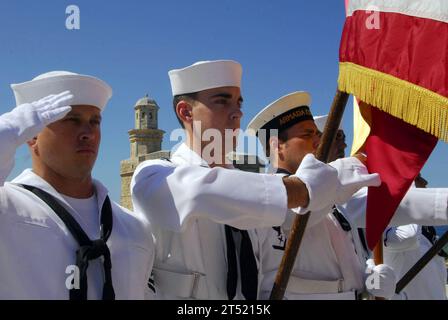 Admiral Farragut, Farbschutz, FFG 50, Flaggen, Menorca, Port Mahon, Spanien, Taylor, US Navy Foto Stockfoto