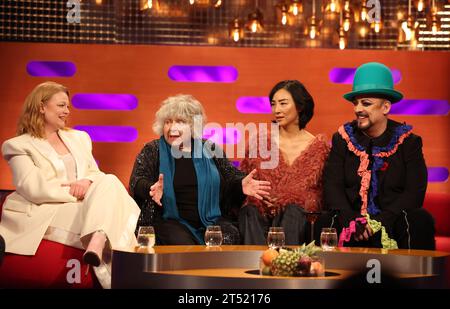 NUR REDAKTIONELLE VERWENDUNG (von links nach rechts) Sarah Snook, Miriam Margolyes, Greta Lee und Boy George während der Dreharbeiten für die Graham Norton Show im BBC Studioworks 6 Television Centre, Wood Lane, London, die am Freitagabend auf BBC One ausgestrahlt werden. Bilddatum: Donnerstag, 2. November 2023. Foto: Isabel Infantes/PA Wire Stockfoto