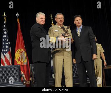 1011158273J-031 WASHINGTON (15. November 2010) Chief of Naval Operations (CNO) ADM. Gary Roughead, links, und der ehrenwerte Juan M. Garcia III., stellvertretender Marineminister für Personal- und Reserveangelegenheiten, überreicht den Preis für die Einstellung und Unterstützung von Verwundeten Kriegern an Vize-ADM Kevin McCoy, Kommandant des Naval Sea Systems Command (NAVSEA) während der Anerkennungszeremonie für Verwundete Krieger und Veteranen im Pentagon. Marineblau Stockfoto