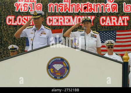 0806165831F-178 SATTAHIP, Thailand (16. Juni 2008) Heck-ADM Nora Tyson, commander of Logistics Group Western Pacific und ADM. Tanapat Ubol von der Royal Thai Navy sprechen bei einer Abschiedsfeier für die zweite Phase des Cooperation Float and Readiness Training (CARAT) 2008 mit einem Gruß an die Royal Thai Navy und Marines. CARAT ist eine jährliche Reihe bilateraler maritimer Ausbildungsübungen zwischen den Vereinigten Staaten und sechs südostasiatischen Nationen, die darauf abzielen, Beziehungen aufzubauen und die Einsatzbereitschaft der beteiligten Streitkräfte zu verbessern. US Navy Stockfoto