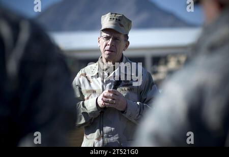 0812210696M-181 AFGHANISTAN (21. Dezember 2008) ADM. Mike Mullen, Vorsitzender der Joint Chiefs of Staff, hört eine Frage während eines Allhändlers mit den im Voraus eingesetzten Dienstmitgliedern, die dem Provincial Reconstruction Team Farah, Afghanistan, zugewiesen sind. Marineblau Stockfoto