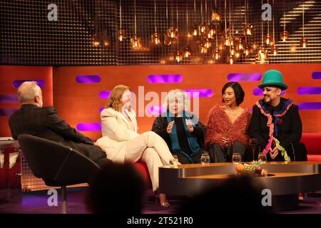 NUR REDAKTIONELLE VERWENDUNG (von links nach rechts) Sarah Snook, Miriam Margolyes, Greta Lee und Boy George während der Dreharbeiten für die Graham Norton Show im BBC Studioworks 6 Television Centre, Wood Lane, London, die am Freitagabend auf BBC One ausgestrahlt werden. Bilddatum: Donnerstag, 2. November 2023. Foto: Isabel Infantes/PA Wire Stockfoto