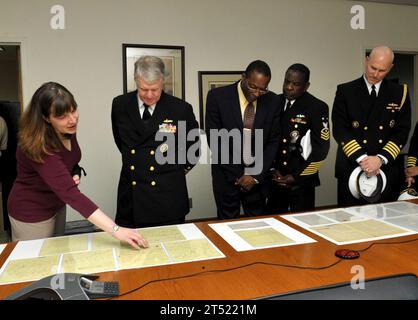 0911048273J-164 ATLANTA (4. November 2009) Chief of Naval Operations (CNO) ADM. Gary Roughead betrachtet eine Auswahl der King Collection des Morehouse College, die getippte und handgeschriebene Manuskripte und Korrespondenz von Dr. Martin Luther King Jr. in der Robert W. Woodruff Library am Morehouse College in Atlanta umfasst. Marineblau Stockfoto