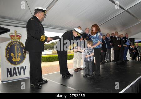 1010018273J-171 SYDNEY, Australien (1. Oktober 2010) Chief of Naval Operations (CNO) ADM. Gary Roughead, rechts, und Vice ADM. Russ Crane, links, Chief of Navy der Royal Australian Navy, präsentieren Veteranen und Familienmitgliedern des Clearance Diving Team 3 der Royal Australian Navy Auszeichnungen der United States Navy. Während der Zeremonie auf der HMAS Waterhen Naval Base in Sydney erhielten 43 Mitglieder und/oder Familienmitglieder des Clearance Diving Team 3 die Auszeichnungen für ihren Dienst während des Vietnamkriegs. Marineblau Stockfoto