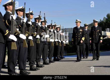 1008168273J-019 BERGEN, Norwegen (16. August 2010) Leiter der Marineoperationen (CNO) ADM. Gary Roughead inspiziert Kadetten der Königlich Norwegischen Marineakademie während eines Besuchs des Chief der Königlich Norwegischen Marine Rear ADM. Haakon Bruun-Hanssen auf der Marinebasis Haakonsvern in Bergen, Norwegen. Marineblau Stockfoto