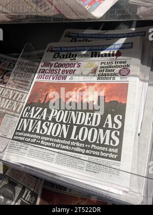 Ein Blick auf die Titelseite der britischen Tageszeitung Daily Mail am 28. Oktober 2023 als israelische Invasion in Gaza durch Israel während des israelisch-palästinensischen Konflikts 2023 immer mehr möglich wurde. Die Schlagzeile lautet: „Gazastreifen wird gestoßen, während die Invasion beginnt“ Stockfoto