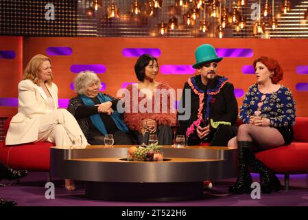 NUR REDAKTIONELLE VERWENDUNG (von links nach rechts) Sarah Snook, Miriam Margolyes, Greta Lee, Boy George und Ciara Mary-Alice Thompson, bekannt als CMAT, während der Dreharbeiten für die Graham Norton Show im BBC Studioworks 6 Television Centre, Wood Lane, London, die am Freitagabend auf BBC One ausgestrahlt werden. Bilddatum: Donnerstag, 2. November 2023. Foto: Isabel Infantes/PA Wire Stockfoto