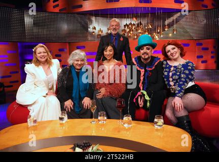 NUR REDAKTIONELLE VERWENDUNG (von links nach rechts) Sarah Snook, Miriam Margolyes, Greta Lee, Boy George und Ciara Mary-Alice Thompson, bekannt als CMAT, während der Dreharbeiten für die Graham Norton Show im BBC Studioworks 6 Television Centre, Wood Lane, London, die am Freitagabend auf BBC One ausgestrahlt werden. Bilddatum: Donnerstag, 2. November 2023. Foto: Isabel Infantes/PA Wire Stockfoto