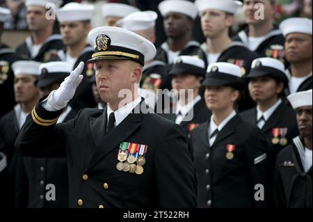 0910100696M-096 PHILDELPHIA (10. Oktober 2009) Besatzungsmitglieder, die dem Arleigh-Burke-Klasse-Raketenzerstörer USS Wayne E. Meyer (DDG 108) zugeteilt sind, erweisen sich bei der Inbetriebnahme in Penn's Landing in Philadelphia. Meyer, der im September verstorben ist und als Vater von Aegis bekannt ist, entwickelte die Waffensysteme, die das Kernstück der Kreuzer- und Zerstörerflotte der Navy bilden. Marineblau Stockfoto