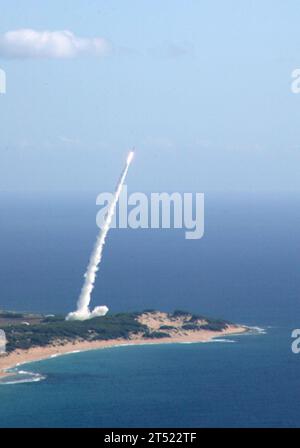 070622-NСXXXXX-001 BELLING SANDS, Kauai, Hawaii (22. Juni 2007) - Eine ballistische Mittelstreckenrakete mit einem Trennziel wird von der Pacific Missile Range Facility gestartet. Wenige Minuten später wurde eine Standard Missile (SM-3) vom Aegis-Kampfsystem gestartet, das mit dem Zerstörer der Arleigh-Burke-Klasse USS Decatur (DDG 73) ausgerüstet war. Es war das erste Mal, dass ein solcher Test von einer ballistischen Raketenabwehr-ausgerüstet-US durchgeführt wurde Navy Zerstörer. Die vorherigen Flugtests wurden von Cruisern der US Navy durchgeführt. Die Seefahrtsfähigkeit ist t ausgelegt Stockfoto