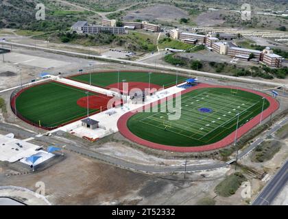 1005068241M-110 GUANTANAMO BAY, Kuba (6. Mai 2010) eine Luftaufnahme des Cooper Field Athletic Complex auf der Marinestation Guantanamo Bay, Kuba. Cooper Field wird von Personal in Guantanamo Bay für Kommandoübungen, körperliche Gesundheitsbeurteilungen und intramurale Sportarten genutzt. Guantanamo Bay ist ein logistischer Drehpunkt für die US Navy, die US Coast Guard, die US Army und alliierte Schiffe und Luftfahrzeugplattformen, die in der Karibik der 4. US-Flotte operieren. Marineblau Stockfoto