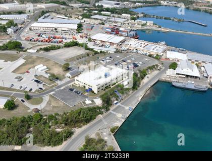 1005068241M-191 GUANTANAMO BAY, Kuba (6. Mai 2010) eine Luftaufnahme der Bulkeley Hall an der Marinestation Guantanamo Bay, Kuba. Bulkeley Hall ist das Hauptquartier und Verwaltungsgebäude der Marinestation. Guantanamo Bay ist ein logistischer Drehpunkt für die US Navy, die US Coast Guard, die US Army und alliierte Schiffe und Luftfahrzeugplattformen, die in der Karibik der 4. US-Flotte operieren. Marineblau Stockfoto