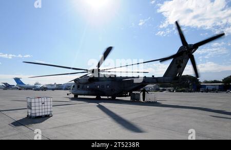 1001275214S-181 PORT-AU-PRINCE, Haiti (27. Januar 2010) Besatzungsmitglieder eines CH-53E Sea Stallion Helikopters, der der Marine Heavy Helicopter Squadron (HMH) 461 zugewiesen ist, begaben sich an Bord des amphibischen Mehrzweckschiffs USS Bataan (LHD 5), um Paletten von Hilfsgütern am Flughafen Aerodome de Jacmel in Port-au-Prince, Haiti, zu entladen. Bataan unterstützt gemeinsam mit den Amphibienschiffen USS Fort McHenry (LSD 43), USS Gunston Hall (LSD 44) und USS Carter Hall (LSD 50) die Operation Unified Response und stellt zivile Behörden militärische Unterstützungskapazitäten zur Stabilisierung und Förderung zur Verfügung Stockfoto