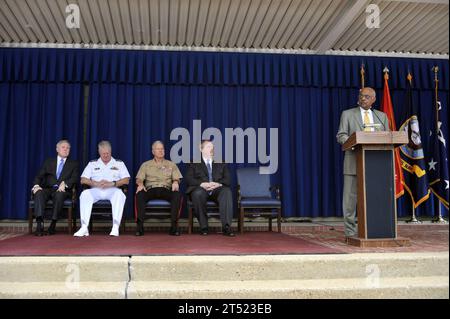 110713IL276-003 ARLINGTON, Virginia (13. Juli 2011) der pensionierte stellvertretende Marineminister B.J. Penn spricht während des Marineministeriums eine Hommage an die afroamerikanische Führung im Pentagon. Eine Ausstellung, die im Pentagon ausgestellt wird, wurde bei der Zeremonie enthüllt. Marineblau Stockfoto