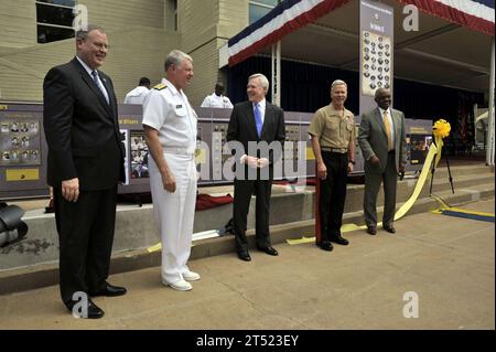 110713IL276-002 ARLINGTON, Virginia (13. Juli 2011) Untersekretär der Marine Robert O. Work, links, Chief of Naval Operations (CNO) ADM. Gary Roughead, Secretary of the Navy (SECNAV), der ehrenwerte Ray Mabus, der Kommandant des Marinekorps General James F. Amos und der pensionierte Assistant Secretary of the Navy B.J. Penn enthüllen während des Marineministeriums eine Ausstellung zur Hommage an die afroamerikanische Führung im Pentagon. Marineblau Stockfoto