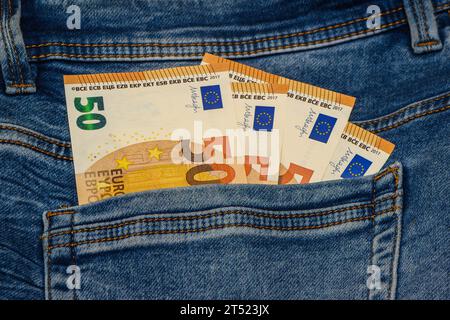 Aizkraukle /Lettland ;09.09.2023-Euro-Scheine von 50 Euro in der Tasche der blauen Jeans, Studio-Shooting 1 Stockfoto