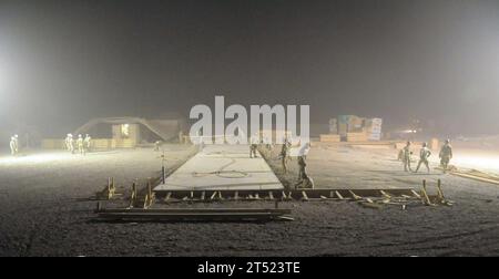 1006150475R-240 HELMAND PROVENCE, Afghanistan (15. Juni 2010) Seabees, die dem Naval Mobile Construction Battalion (NMCB) 5 zugewiesen sind, bauen eine Betonplatte in Camp Leatherneck. NMCB-5 wird in Afghanistan eingesetzt, um allgemeine Ingenieurleistungen, Infrastrukturbau und Projektmanagement durchzuführen und die Operation Enduring Freedom zu unterstützen. Marineblau Stockfoto