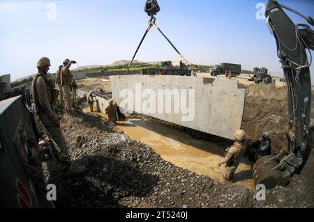 110917LL945-282 MUSA QAL’EH, Afghanistan (17. September 2011) Seabees, die dem Naval Mobile Construction Battalion (NMCB) 4, den Gesellschaften Alfa und Delta zugewiesen sind, stellen Betonfertigteile in das Flussbett beim Niedrigwasserübergangsprojekt Musa Qal'eh ein. NMCB-4 ist eine Komponente des Naval Expeditionary Combat Command, das für die Planung und den Bau von Notfallmaßnahmen in ganz Afghanistan zuständig ist. Marineblau Stockfoto