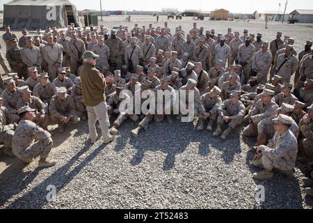 111218LU710-065 FORWARD OPERATING BASE DELARAM, Afghanistan (18. Dezember 2011) Marineminister (SECNAV) der ehrenwerte Ray Mabus, spricht mit Marines, die dem Regimentskampfteam 8 auf der Forward Operating Base Delaram in der Provinz Helmand, Afghanistan zugewiesen sind. Mabus reiste nach Afghanistan, um mit Mitgliedern des U.S. Marine Corps und der US Navy, die in der Provinz Helmand stationiert waren, zu besuchen und die Fortschritte bei der Entwicklung der afghanischen nationalen Sicherheitskräfte zu beobachten. (U.S. Marine Corps Stockfoto