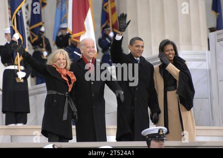 0901189954T-057 WASHINGTON (18. Januar 2009) Jill Biden, Linke, der designierte Vizepräsident Joe Biden, der designierte Präsident Barack Obama und Michelle Obama winken der Menge zu, die sich während der Eröffnungszeremonie im Lincoln Memorial in der National Mall in Washington versammelt hat. Mehr als 5.000 Männer und Frauen in Uniform unterstützen die Amtseinführung des Präsidenten 2009, eine Tradition, die bis zur Amtseinführung George Washingtons 1789 zurückreicht. Marineblau Stockfoto