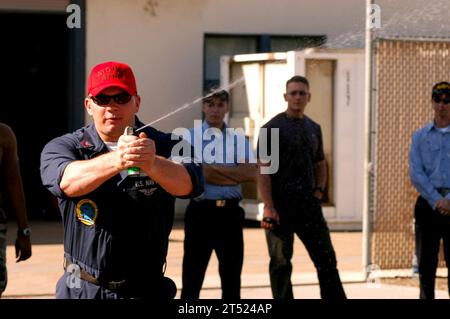 0701253901L-001 San Diego (25. Januar 2007) - Master at Arms 1st Class Jason A. Ivelich demonstriert den richtigen Weg, um Mace in seine Kraftschutzklasse auf dem Trainingsgelände der afloat Training Group Pacific (ATG) zu entlassen. Ivelich ist ein Anti-Terror-Truppenschutztrainer, dessen Mission es ist, das Marinepersonal besser auf Notfälle in der Flotte vorzubereiten. US Navy Stockfoto