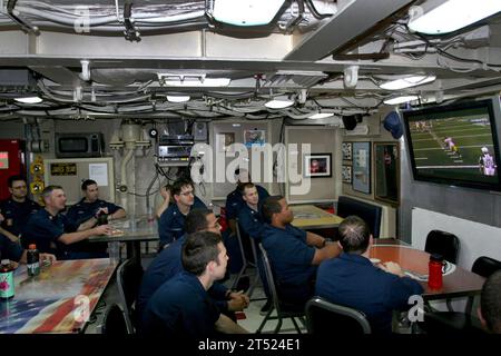 1102065474B-001 PAZIFISCHER OZEAN (6. Februar 2011) die blaue Crew des gelenkten RaketenU-Bootes USS Ohio (SSGN 726) beobachtet den Super Bowl XLV während der Fahrt im Pazifik. (U.S. Navy Stockfoto