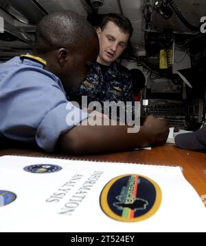 Africa Partnership Station (APS) West, Nigerian Boje Tender NNS Nwamba, nigerianische Marine, USS Gunston Hall (LSD 44) Stockfoto