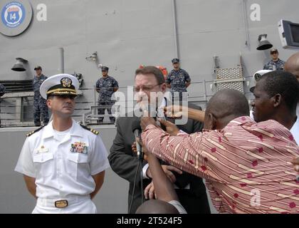 1001182468S-002 POINTE NOIRE, Republik Kongo (18. Januar 2010) US-Botschafter in der Republik Kongo, Alan Eastham, Right, und Commander. Charles L. Sellers, Befehlshaber der Fregatte Samuel B. Roberts (FFG 58), wird von kongolesischen Medien interviewt, als das Schiff Pointe Noire, Republik Kongo, für einen Hafenbesuch als Teil der Africa Partnership Station (APS) West erreicht. Während seines Aufenthalts im Hafen wird Samuel B. Roberts Schulungsübungen und Projekte für gemeinschaftliche Beziehungen anbieten. APS ist eine internationale Initiative, die von Marinestreitkräften Europa und Marinestreitkräften Afrika entwickelt wurde, um mar zu verbessern Stockfoto