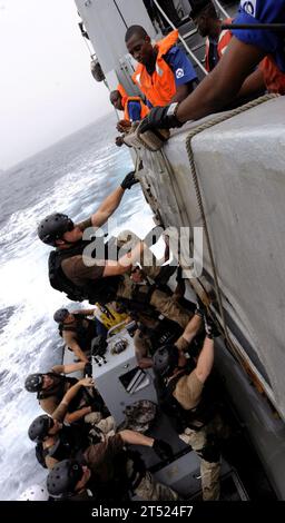 Africa Partnership Station (APS) West, Board, Nigerian Boje Tender NNS Nwamba, Nigerian Navy, Search and Beschlagure (VBSS), USS Gunston Hall (LSD 44), Besuch Stockfoto