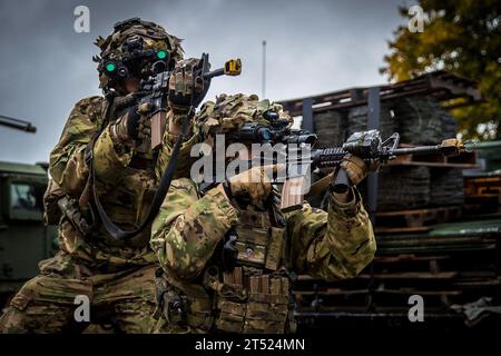 Hohenfels, Bayern, Deutschland. Oktober 2023. Alex Moore, Linke, und Tristan Jennings, Infanteristen (11B), die der 101. Luftlandedivision zugeteilt sind, scannen ihre Sektoren während der kombinierten Resolution 24-01 im Joint Multinational Readiness Center in der Nähe von Hohenfels, Deutschland, 27. Oktober 2023 nach gegnerischen Kräften. Combined Resolve ist eine Übung der US-Armee für Europa und Afrika, die US-Soldaten und NATO-Verbündete und -Partner ausbildet und Schulungen zur Unterstützung von NATO-Abschreckungsinitiativen anbietet. Etwa 4.000 Soldaten aus 14 Nationen nehmen an der gemeinsamen Resolution 24-01 Teil. (Kreditbild: © Stockfoto