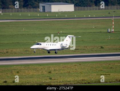 D-CMHH, International Jet Management, Pilatus PC-24, Privatflugzeug auf dem Flughafen Düsseldorf, Luftverkehr DUS *** D CMHH, International Jet Management, Pilatus PC 24, Privatflugzeug am Flughafen Düsseldorf, Air Traffic DUS Credit: Imago/Alamy Live News Stockfoto