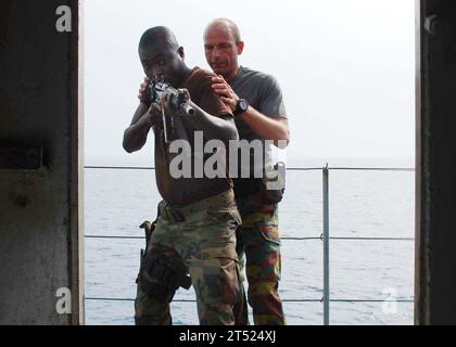 1003196138K-149 COTONOU, Benin (19. März 2010) Seeleute der Togo- und Beniner Marine erhalten eine Ausbildung an Bord des belgischen Marinekommandos und logistischen Unterstützungsschiffs BNS Godetia (A 960) auf der Africa Partnership Station West. Der Einsatz wird von der belgischen Marine geleitet und von Holland und den USA unterstützt, das zweite Mal, dass die Africa Partnership Station von einem nicht-US-Schiff aus hingerichtet wurde. Africa Partnership Station ist eine multinationale Initiative, die von Commander, U.S. Naval Forces Europe und U.S. Naval Forces Africa entwickelt wurde, um mit US-amerikanischen und internationalen Partnern zusammenzuarbeiten, um die Sicherheit und Sicherheit im Seeverkehr zu verbessern Stockfoto