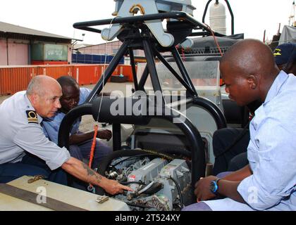 1003196138K-085 COTONOU, Benin (19. März 2010) Seeleute der Togo- und Beniner Marine erhalten eine Ausbildung an Bord des belgischen Marinekommandos und logistischen Unterstützungsschiffs BNS Godetia (A 960) auf der Africa Partnership Station West. Der Einsatz wird von der belgischen Marine geleitet und von Holland und den USA unterstützt, das zweite Mal, dass die Africa Partnership Station von einem nicht-US-Schiff aus hingerichtet wurde. Africa Partnership Station ist eine multinationale Initiative, die von Commander, U.S. Naval Forces Europe und U.S. Naval Forces Africa entwickelt wurde, um mit US-amerikanischen und internationalen Partnern zusammenzuarbeiten, um die Sicherheit und Sicherheit im Seeverkehr zu verbessern Stockfoto