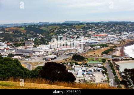 Oamaru wurde zwischen den sanften Hügeln aus Kalkstein und kurzen flachen Landstrichen bis zum Meer gebaut. Dieser Kalkstein wird für die Konstruktion verwendet Stockfoto