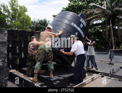 0910151429M-129 LUNGI, Sierra Leone (15. Oktober 2009) niederländische Marines und Seeleute an Bord des Amphibienschiffs HNLMS Johan de Witt (L 801) und Seabees der U.S. Navy, die dem mobilen Baubataillon (NMCB) 3 zugewiesen sind, bauen Sie einen Wasserturm nach Abschluss eines Dachprojekts im Bai Bureh Memorial Community Hospital um. Johan de Witt ist die erste von Europa geführte Plattform der Africa Partnership Station und wird durch Mitarbeiter aus Belgien, Portugal und den Vereinigten Staaten ergänzt. Marineblau Stockfoto