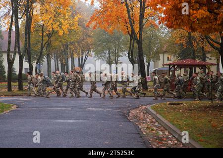 Bemowo Piskie, Polen. Oktober 2023. Soldaten der US-Armee mit 2. Bataillon, 69. Panzerregiment, 2. Panzerbrigade Combat Team, 3. Infanteriedivision, zusammen mit Verbündeten und Partnern, die die verstärkte NATO-Kampfgruppe Polen umfassen, beginnen am 27. Oktober den norwegischen Fußmarsch im Bemowo Piskie Training Area in Polen. Der fußmarsch wurde entwickelt, um körperliche Ausdauer und geistige Belastbarkeit zu verbessern, indem er einen 30 km langen straßenmarsch mit einem 24-Pfund-Rucksack absolviert. Die Aufgabe der 3. Infanteriedivision in Europa besteht darin, sich an multinationalen Schulungen und Übungen zu beteiligen Stockfoto