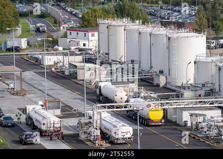 Flughafen Düsseldorf, Tanklager, hier werden die Tankwagen gefüllt, die Flugbenzin, Kerosin, zu den Fliegern bringen um sie betanken, Skytanking, Luftverkehr DUS *** Flughafen Düsseldorf, Tanklager, hier werden die Tankwagen gefüllt, die den Flugbenzin, Kerosin, zu den Flugzeugen bringen, um sie zu tanken, skytanking, Flugverkehr DUS Credit: Imago/Alamy Live News Stockfoto