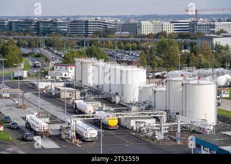 Flughafen Düsseldorf, Tanklager, hier werden die Tankwagen gefüllt, die Flugbenzin, Kerosin, zu den Fliegern bringen um sie betanken, Skytanking, Luftverkehr DUS *** Flughafen Düsseldorf, Tanklager, hier werden die Tankwagen gefüllt, die den Flugbenzin, Kerosin, zu den Flugzeugen bringen, um sie zu tanken, skytanking, Flugverkehr DUS Credit: Imago/Alamy Live News Stockfoto