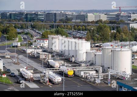 Flughafen Düsseldorf, Tanklager, hier werden die Tankwagen gefüllt, die Flugbenzin, Kerosin, zu den Fliegern bringen um sie betanken, Skytanking, Luftverkehr DUS *** Flughafen Düsseldorf, Tanklager, hier werden die Tankwagen gefüllt, die den Flugbenzin, Kerosin, zu den Flugzeugen bringen, um sie zu tanken, skytanking, Flugverkehr DUS Credit: Imago/Alamy Live News Stockfoto