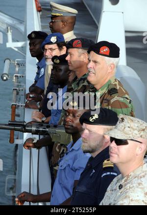 0910141429M-013 FREETOWN, Sierra Leone (14. Oktober 2009) Seeleute und Marines aus Ghana, Senegal, den Niederlanden und den USA besetzen die Schienen an Bord des Amphibienschiffs HNLMS Johan de Witt (L 801), als das Schiff in den Hafen einfährt. Johan de Witt ist für einen zweitägigen Hafenbesuch in Sierra Leone, wo sie medizinische und Hilfsgüter zur Unterstützung der Africa Partnership Station liefern wird. Johan de Witt ist die erste von Europa geführte Plattform der Africa Partnership Station und wird durch Mitarbeiter aus Belgien, Portugal und den Vereinigten Staaten ergänzt. Africa Partnership Station war ursprünglich ein Initiat der US Navy Stockfoto