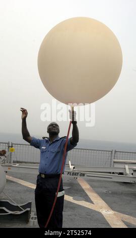 1003236676S-011 GOLF VON GUINEA (23. März 2010) Nigerianische Marine Commander. Godffrey Kwetishe, Teil einer Africa Partnership Station West, die an Bord des Amphibienschiffes USS Gunston Hall (LSD 44) der Whidbey Island-Klasse eingestiegen ist, füllt einen Wetterballon mit Helium. Gunston Hall ist auf einem geplanten Einsatz nach Westafrika zur Unterstützung der Africa Partnership Station, einer internationalen Initiative der Marineeinheiten Europa und der Marineeinheiten Afrika zur Verbesserung der Sicherheit und Sicherheit im Seeverkehr in West- und Zentralafrika. Marineblau Stockfoto