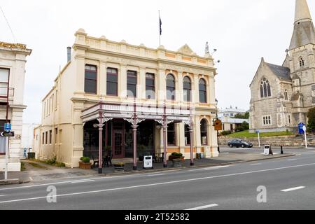 Oamaru wurde zwischen den sanften Hügeln aus Kalkstein und kurzen flachen Landstrichen bis zum Meer gebaut. Dieser Kalkstein wird für die Konstruktion verwendet Stockfoto