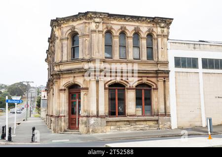 Oamaru wurde zwischen den sanften Hügeln aus Kalkstein und kurzen flachen Landstrichen bis zum Meer gebaut. Dieser Kalkstein wird für die Konstruktion verwendet Stockfoto