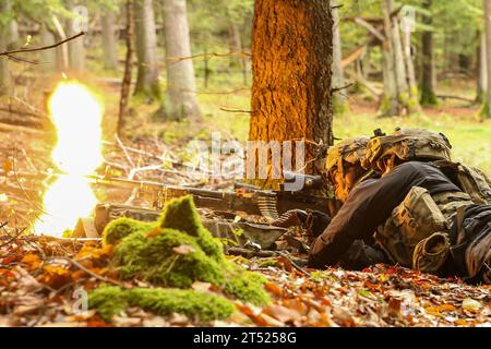 Hohenfels, Bayern, Deutschland. Oktober 2023. US-Soldaten, die dem 1. Bataillon, 4. Infanterieregiment, zugewiesen wurden, feuerten auf eine simulierte feindliche Position während der kombinierten Resolution 24-01 im Joint Multinational Readiness Center bei Hohenfels, Deutschland, 26. Oktober 2023. Combined Resolve ist eine Übung der US-Armee in Europa und Afrika, die US-Soldaten und NATO-Verbündete und -Partner ausbildet und die Ausbildung zur Unterstützung von NATO-Abschreckungsinitiativen anbietet. Etwa 4.000 Soldaten aus 14 Nationen nehmen an der gemeinsamen Resolution 24-01 Teil. (Abbildung: © Fallon Lewis/USA Army/ZUMA Press Wire) Stockfoto